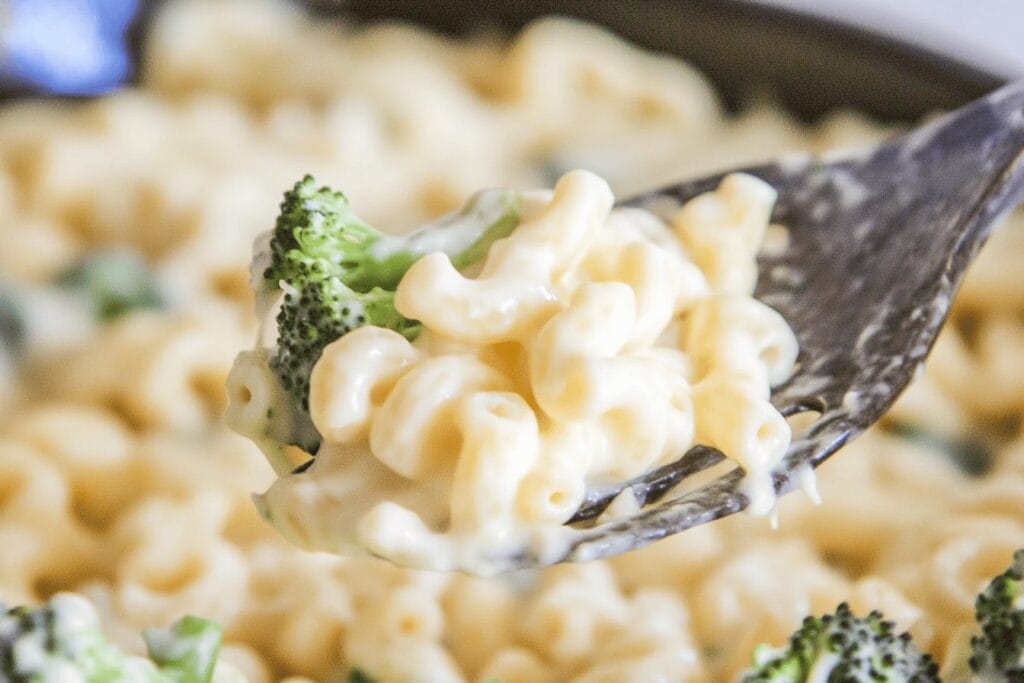 Creamy White Cheddar Broccoli Mac and Cheese