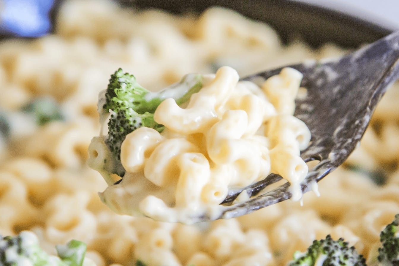 Creamy White Cheddar Broccoli Mac and Cheese