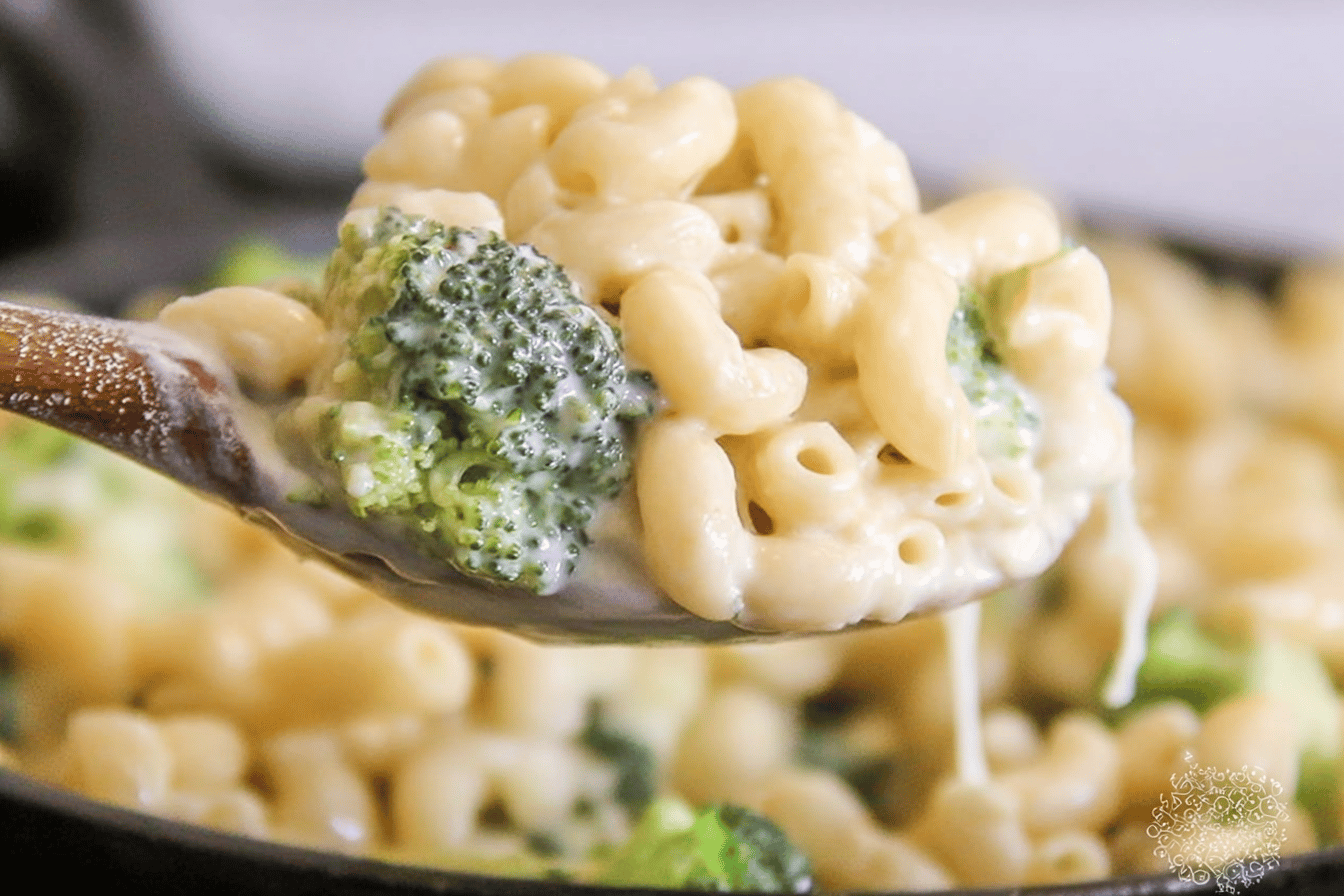 Creamy White Cheddar Broccoli Mac and Cheese